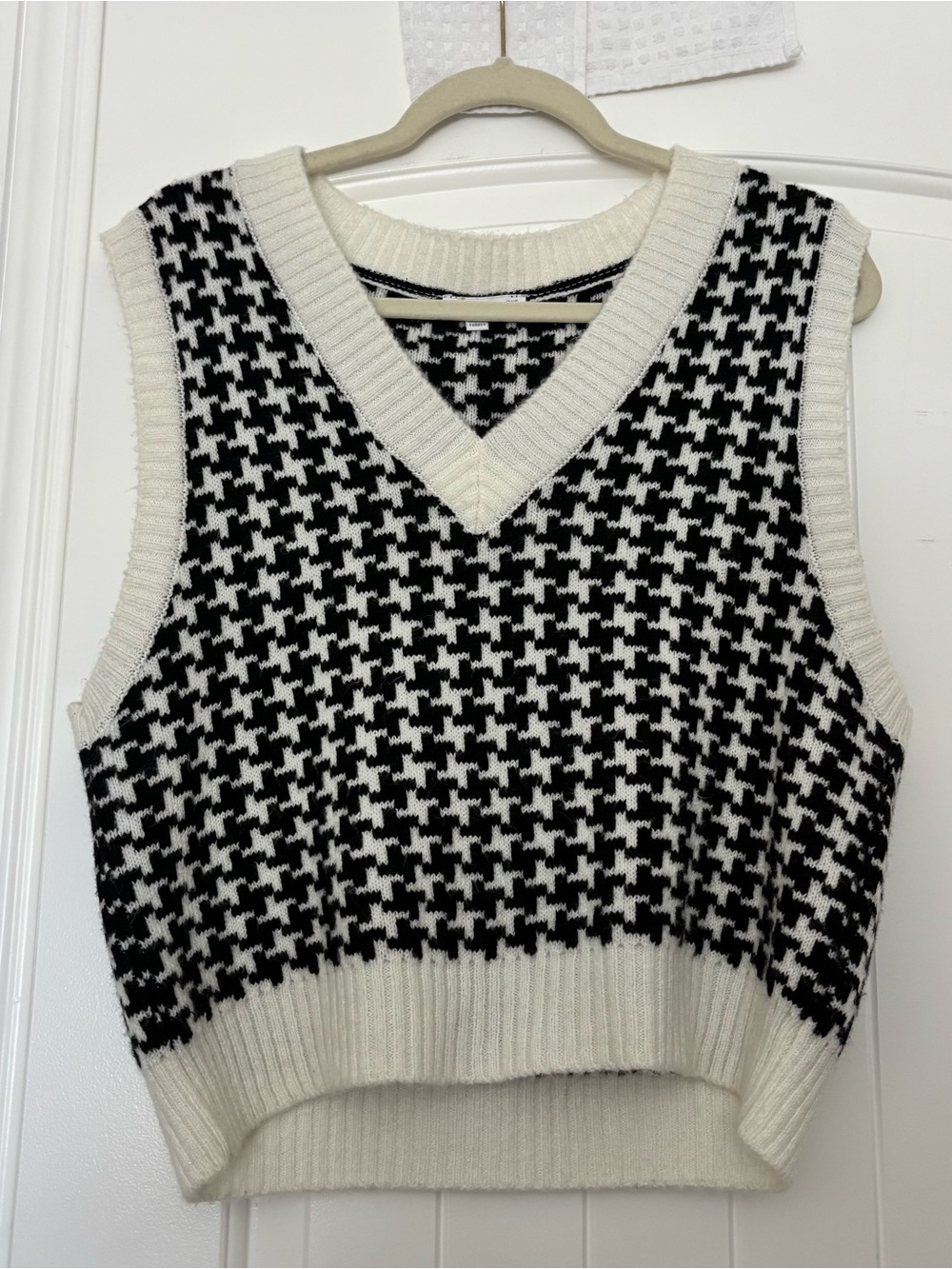 Subdued Cropped Houndstooth Knit Sweater Vest - Black & Cream